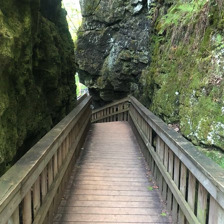 Mono_Cliffs_Provincial_Park_CAVERN-STAIRS